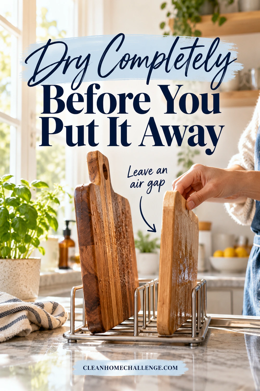 A hand spaces two upright wooden boards in a drying rack; an arrow points to the air gap between them.